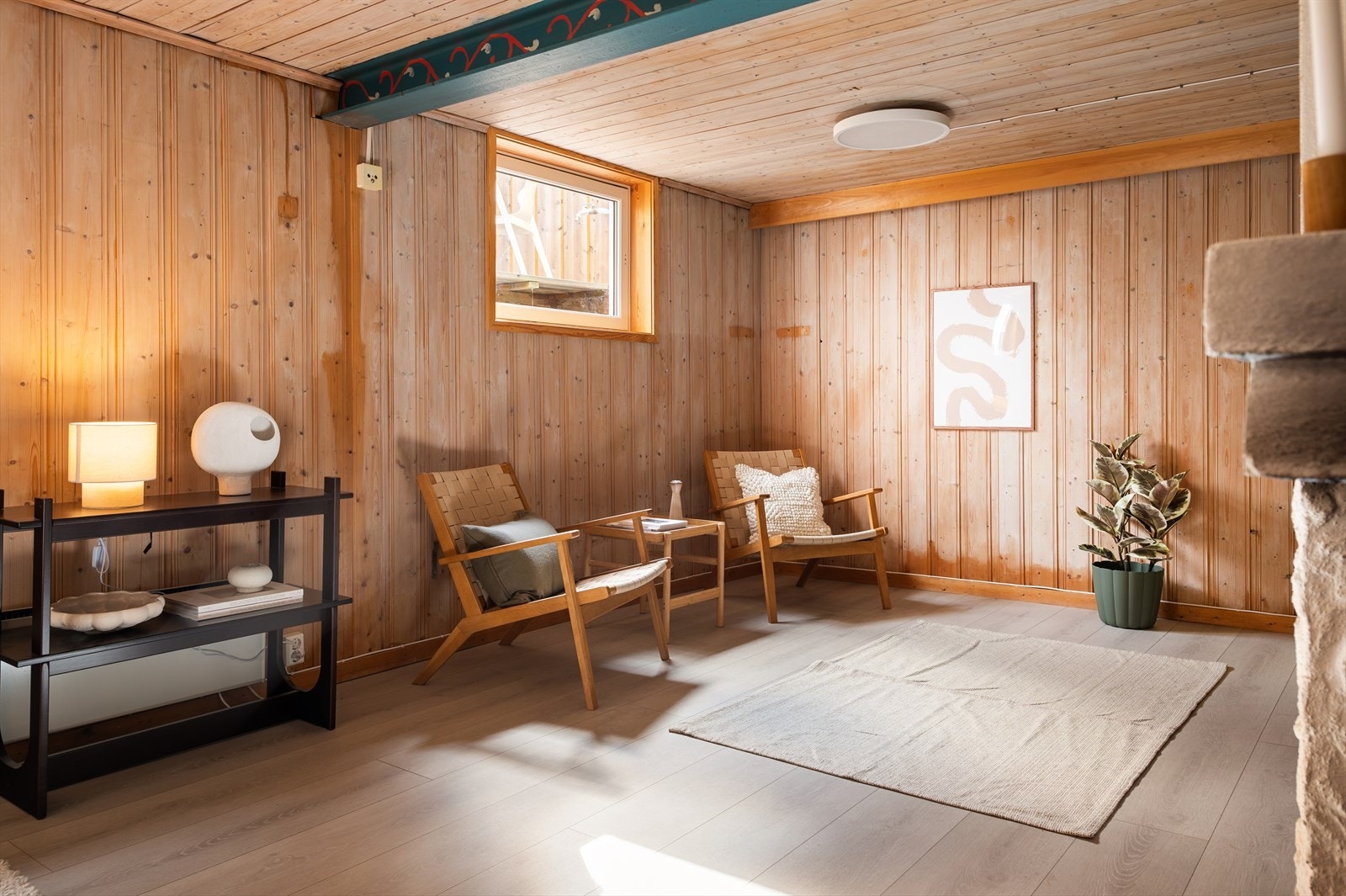 Panel på vegger og i tak skaper en lun og tradisjonell stil i kjellerrommet. Galleribilde