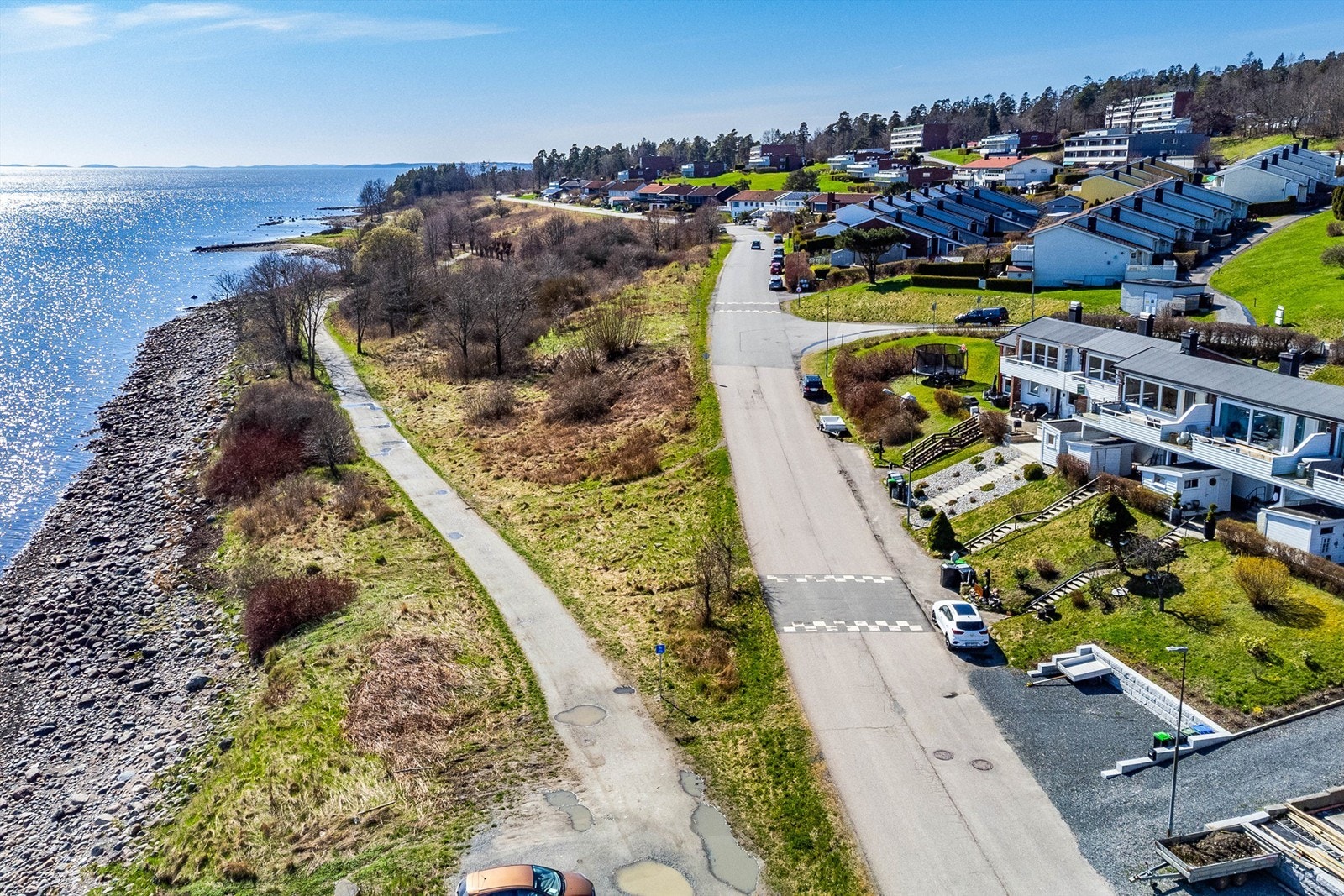 Kyststien passerer like ved og leder videre rundt til Alby og et unikt stykke landskapsvernområde. Galleribilde
