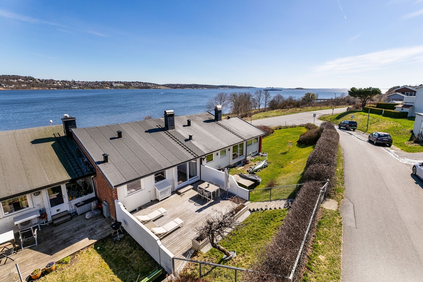 Fine uteplasser på begge sider av boligen sikrer tilgang til solen dagen gjennom. Galleribilde