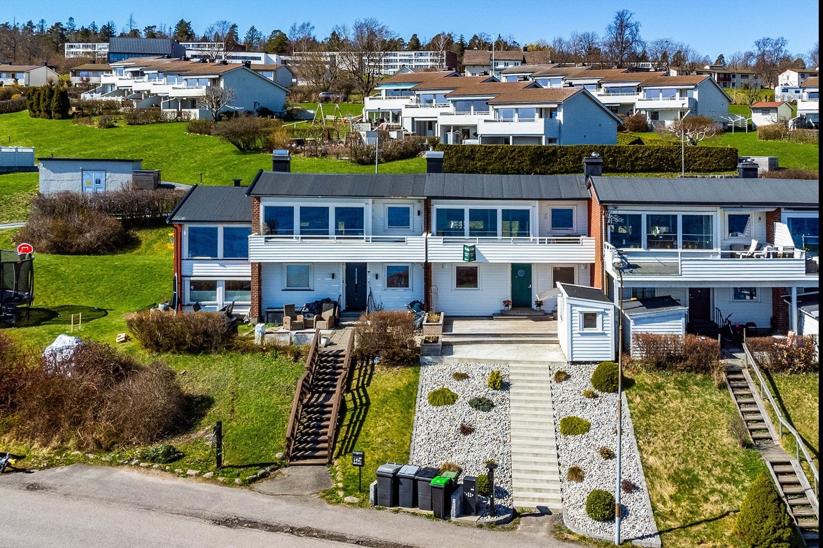 Boligen har en svært attraktiv plassering i første rekke på Framnes, få meter unna vannkanten. Fotograf; Børge Oppegård. Galleribilde