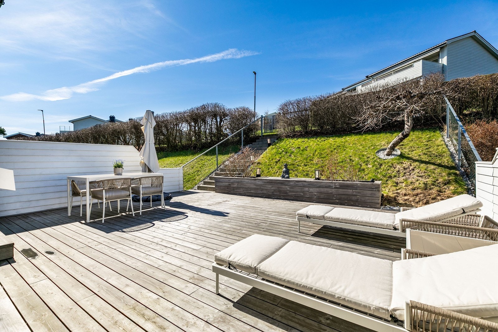 Midtsommers er det sol på terrassen fra rundt kl. 13 til rundt kl. 20. Betongtrapp støpt i 2018 med varmekabler leder mellom terrassen og Horsens gate. Galleribilde
