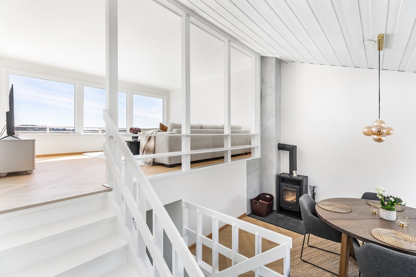 Åpen løsning mot stuen og en himling som på det meste er hele 3,6 meter høy gjør spisestuen luftig. Galleribilde