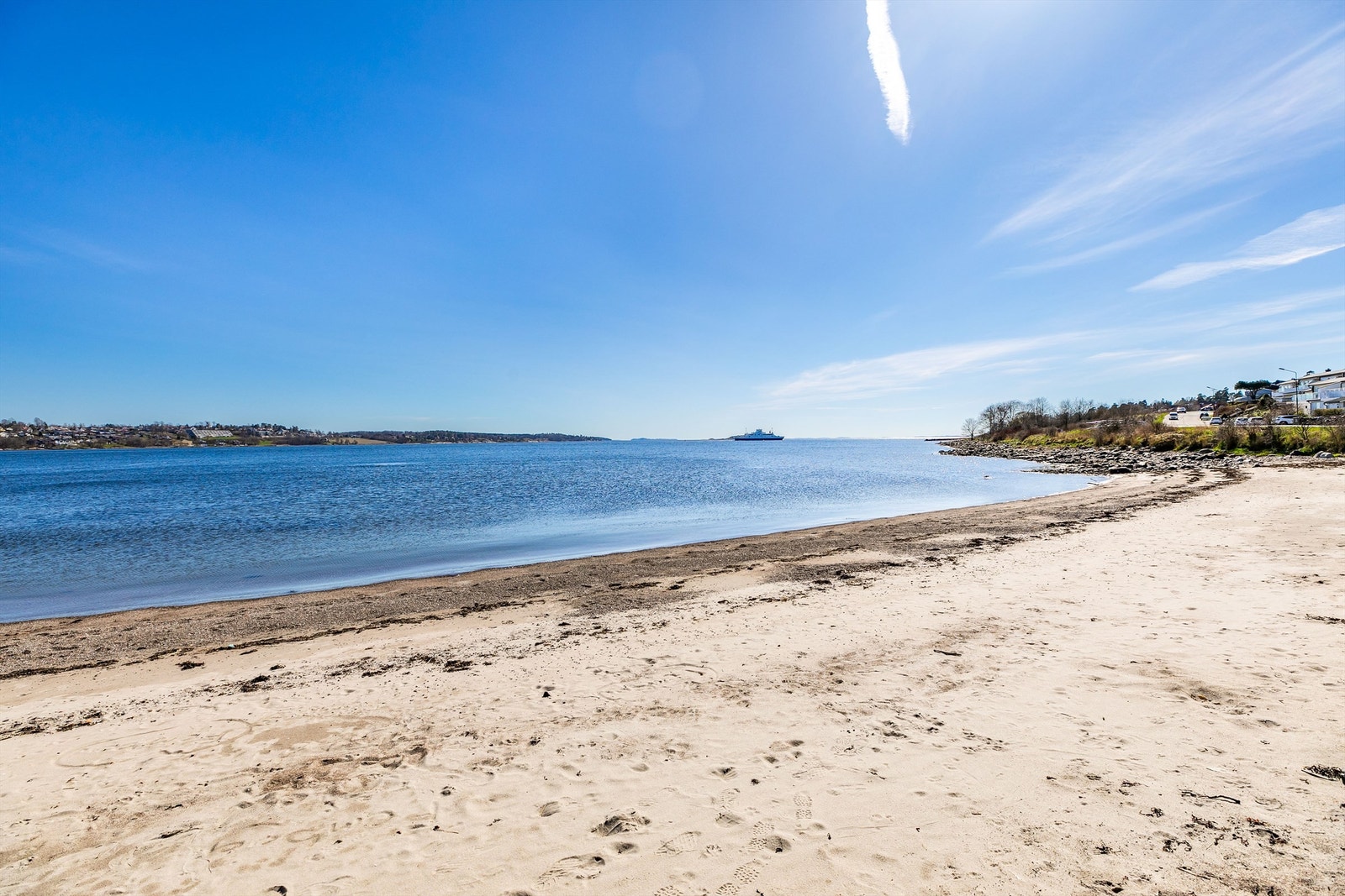 Bademuligheter er det flust av - blant annet rett over gaten fra husrekken og på flotte sandstrender nærmere byen. Galleribilde