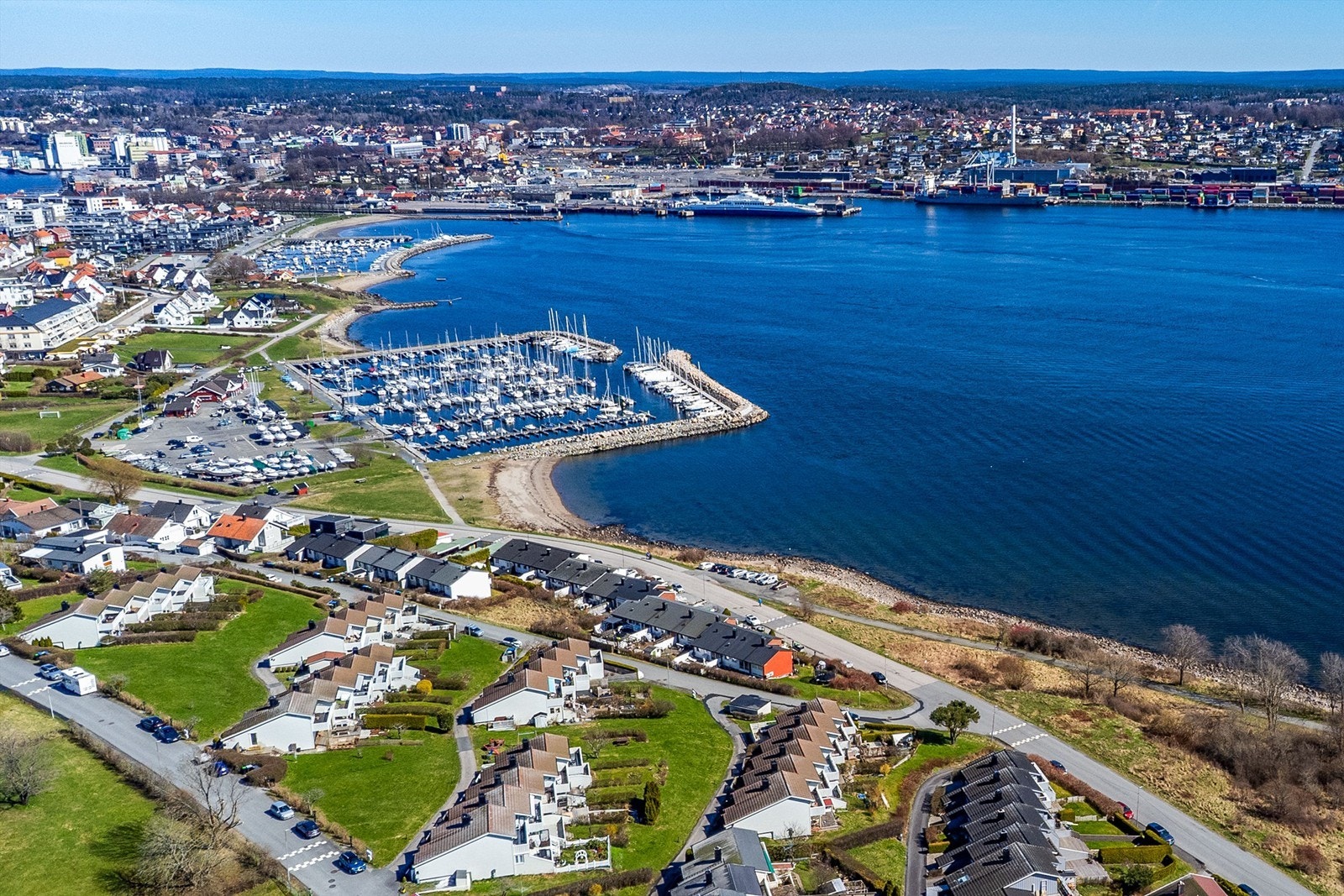 Boligen disponerer carport i felles anlegg ved husrekkens nordre ende. Anlegget er imidlertid i dårlig forfatning per dags dato. Låsbar bod er oppført bak carporten. Galleribilde
