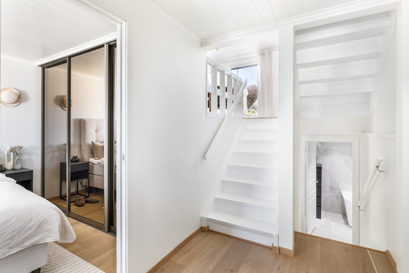 Fra soverommene på nedre plan er det kun én trapp ned til badet i kjelleren som er renovert så nylig som i 2025. Galleribilde