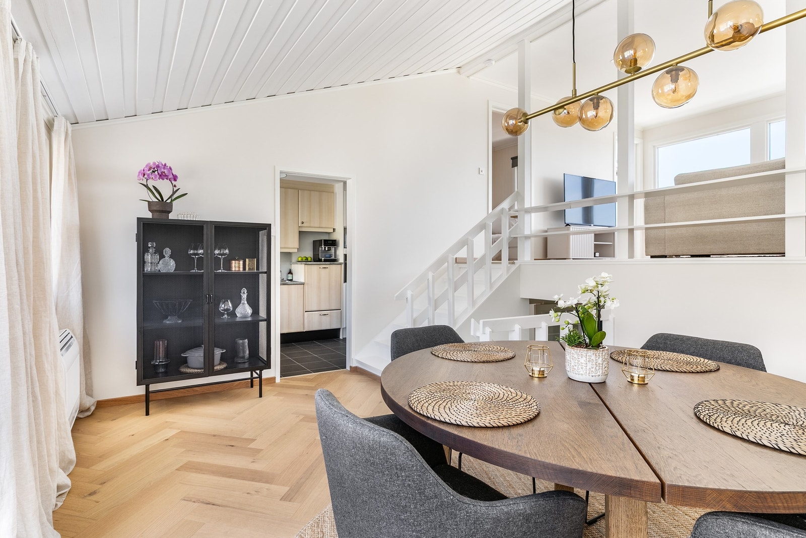 Kjøkkenet er adskilt i eget rom, tilknyttet spisestuen. Galleribilde