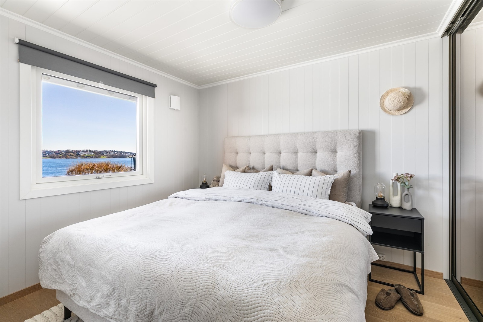 Skyvedørsgarderobe ble i 2017 installert i begge etasjens soverom. Galleribilde
