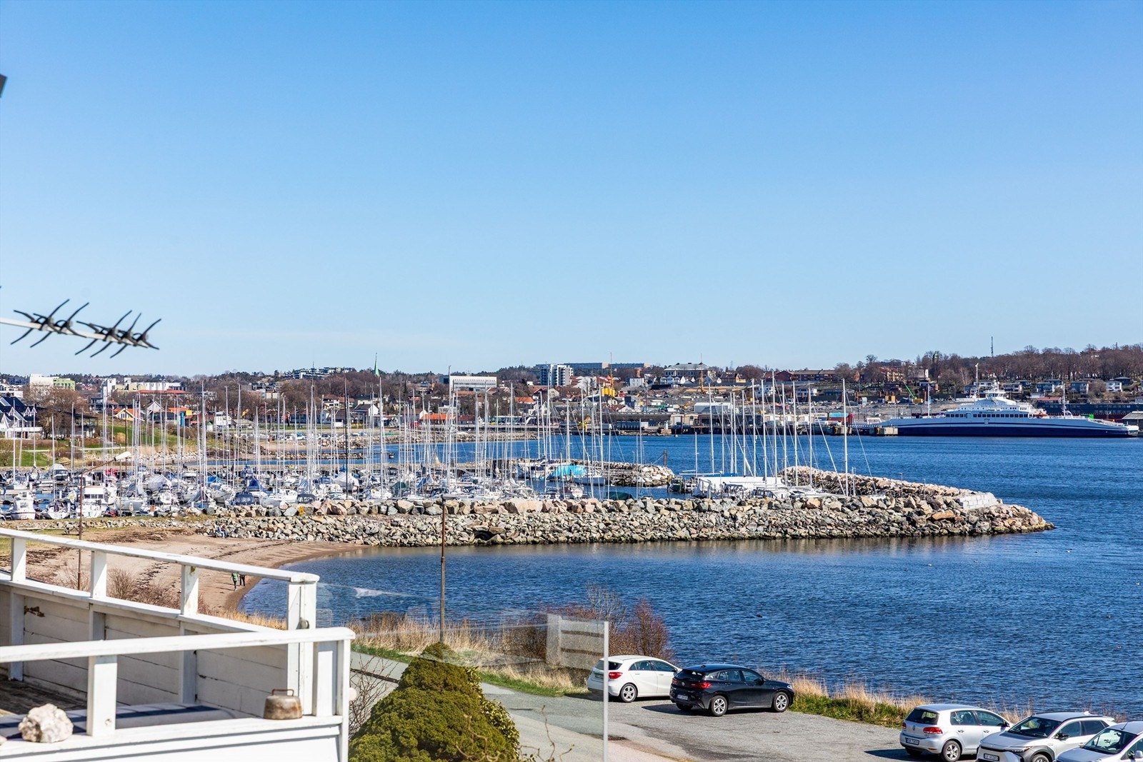 Utsikt fra balkongen til Søly båthavn, Sjøbadet og Kanalen - fremhevet med zoom. Galleribilde