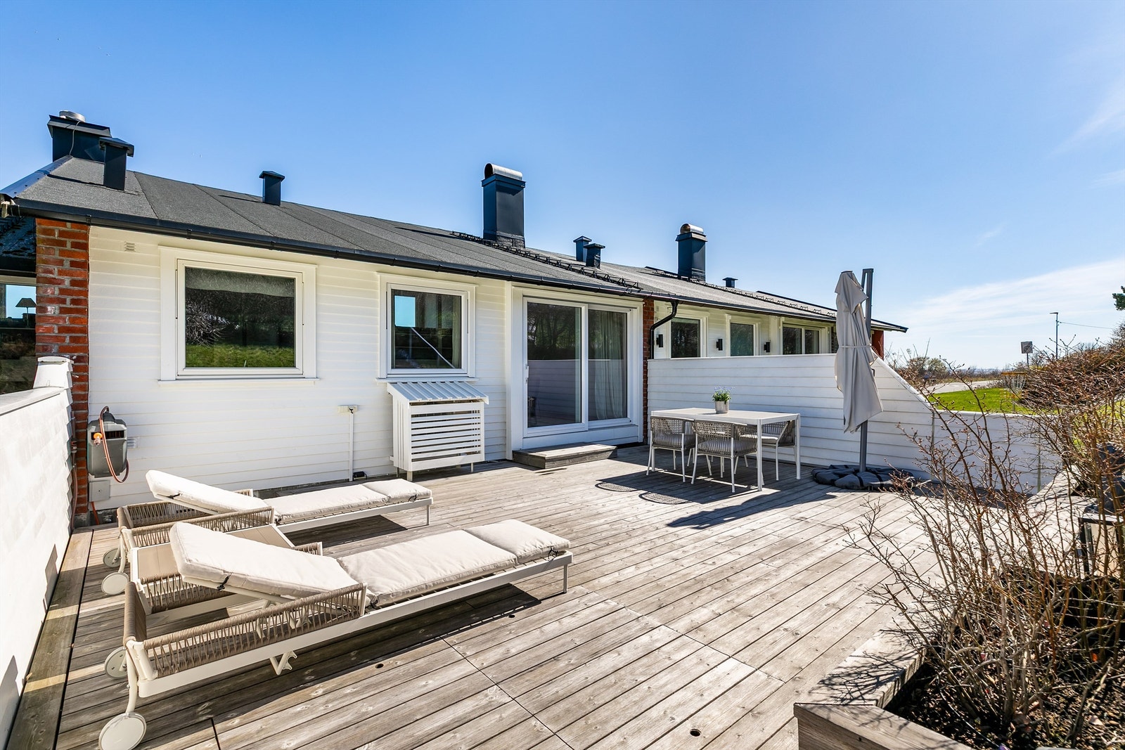I bakhagen ble ny terrasse med gulv av Kebony Character anlagt i 2019. Plattingen er imidlertid ikke omsøkt eller godkjent. Galleribilde