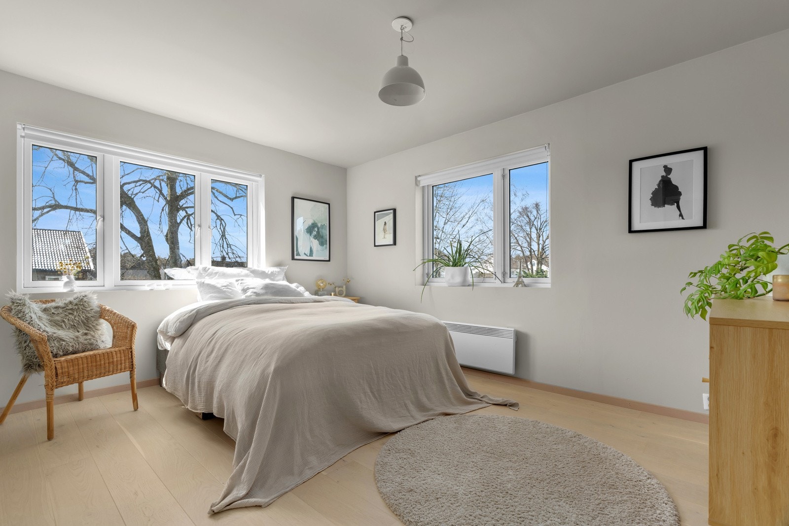 Romslig og lyst soverom I med flere vindusflater. Galleribilde