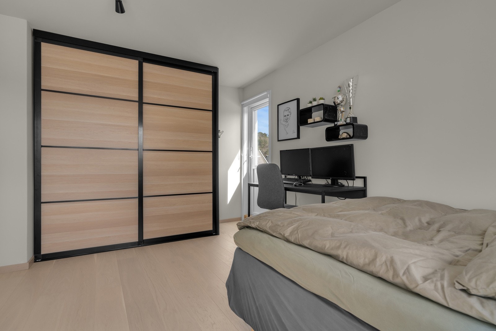 Soverom II har skyvedørsgarderobe og utgang til balkong. Galleribilde