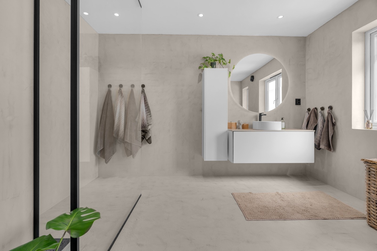Badet i 2. etasjen har blitt fornyet med mikrosement på vegger og gulv som gir en fuge-fri flate og et flott "spill" i rommet. Galleribilde