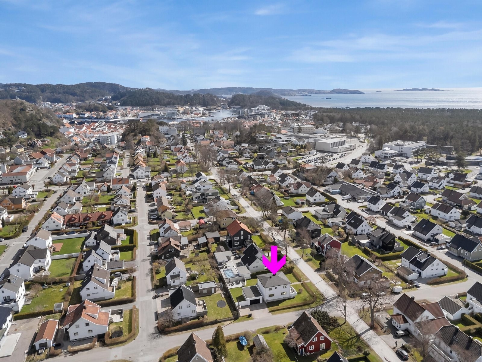 Fra boligen er det gåavstand til barnehage, skoler, Mandal sentrum og Furulundens flotte turområde. Galleribilde
