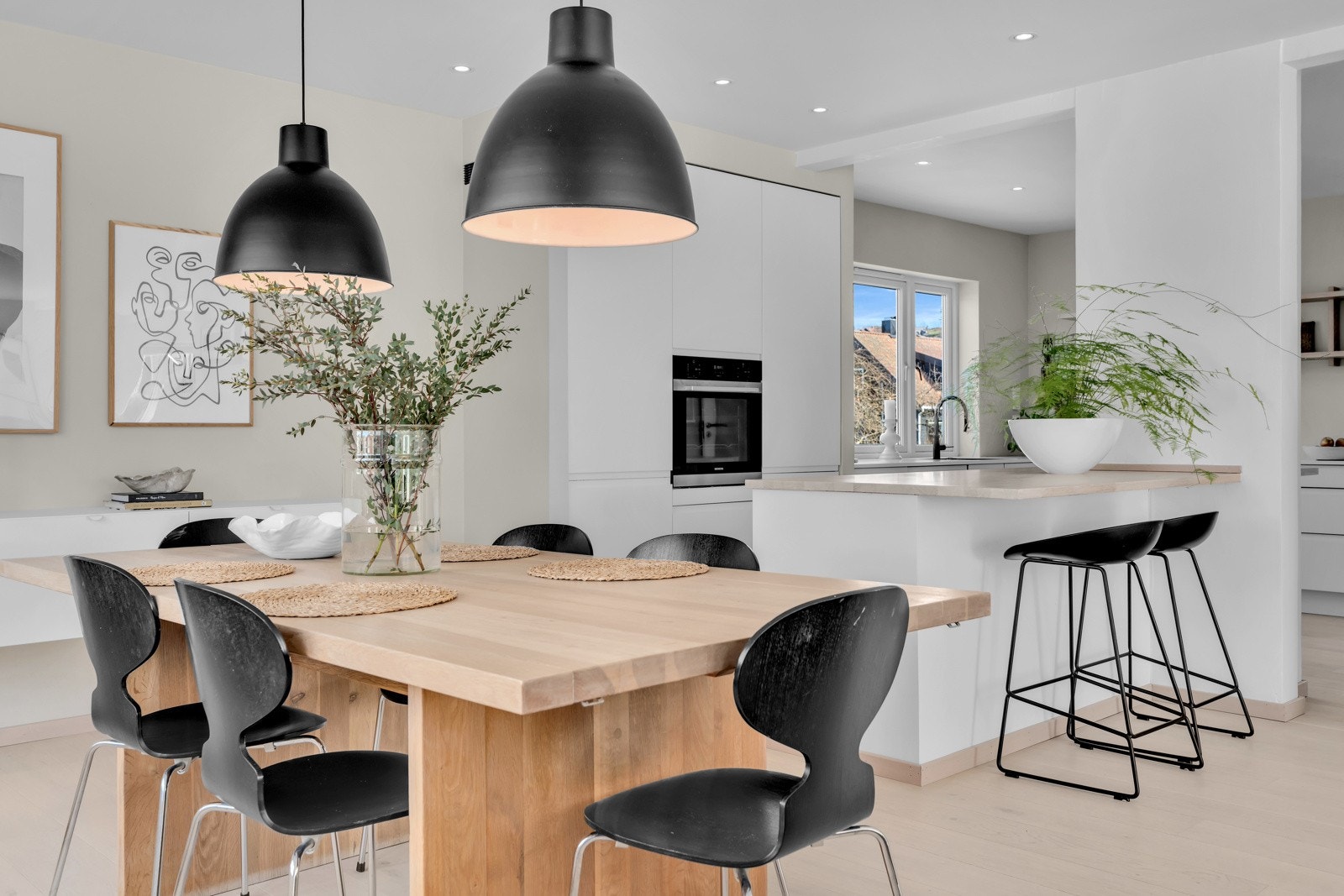 Kjøkkenøyen gir en naturlig overgang mellom kjøkken/stue og gir ekstra arbeidsplass og uformell spiseplass. I kjøkkendelen er det også god plass til langbord. Galleribilde