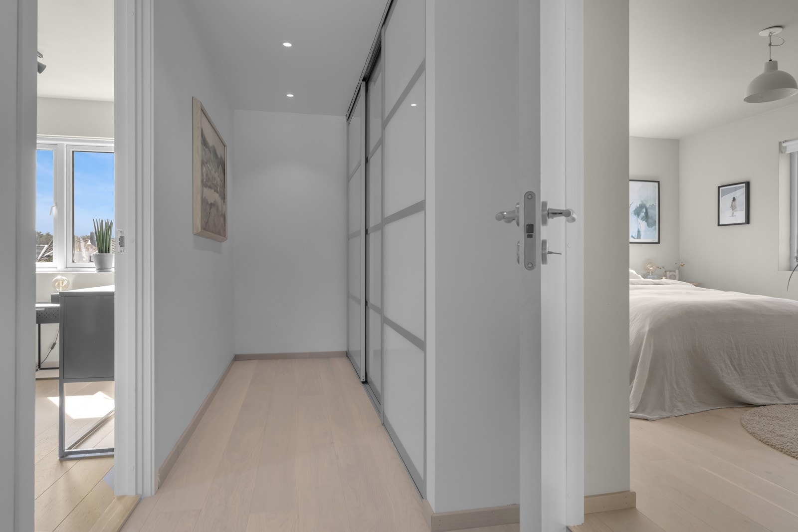 Gangen er romslig med oppbevaringsmuligheter med skyvedørsgarderobe. Galleribilde