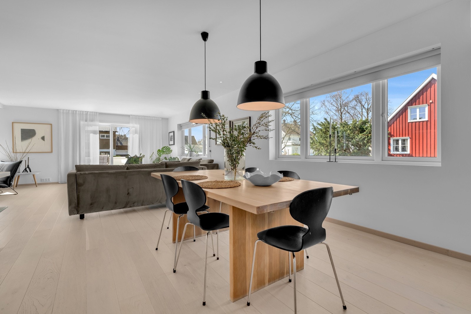Stuen er romslig med god plass til møblering og har mange vindusflater som slipper inn mye lys. Galleribilde