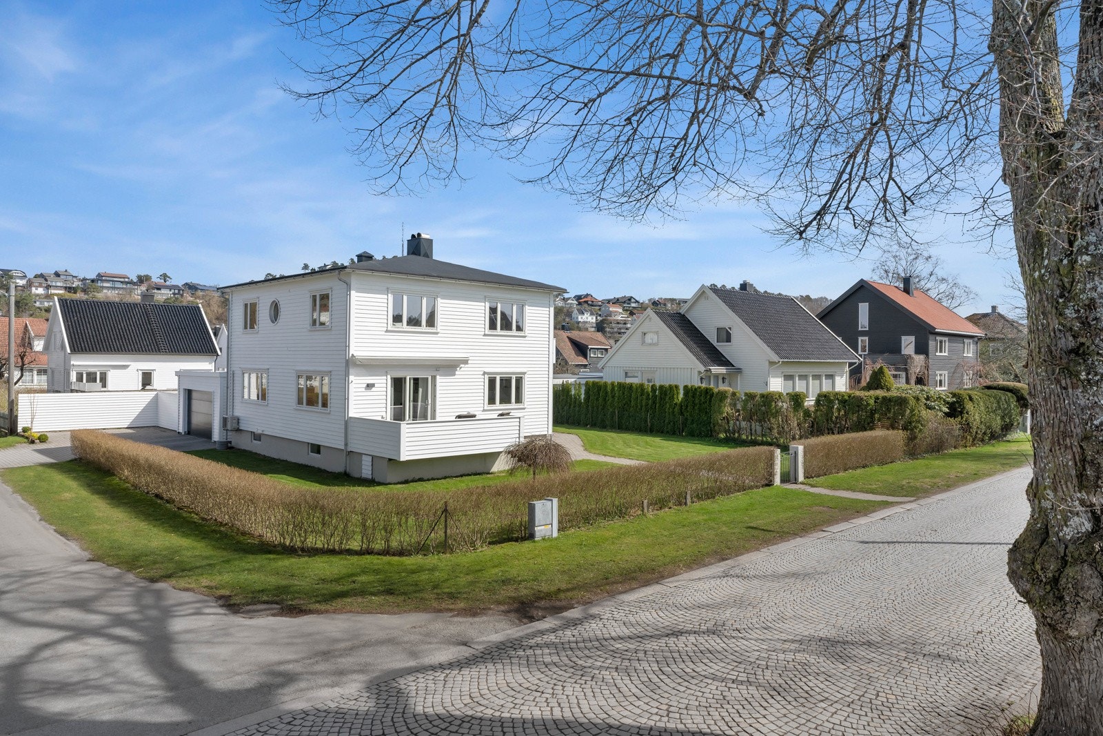 Boligen har en flott beliggenhet på hjørnetomt og har romslig innkjørsel med gode parkeringsmuligheter og garasje. Galleribilde