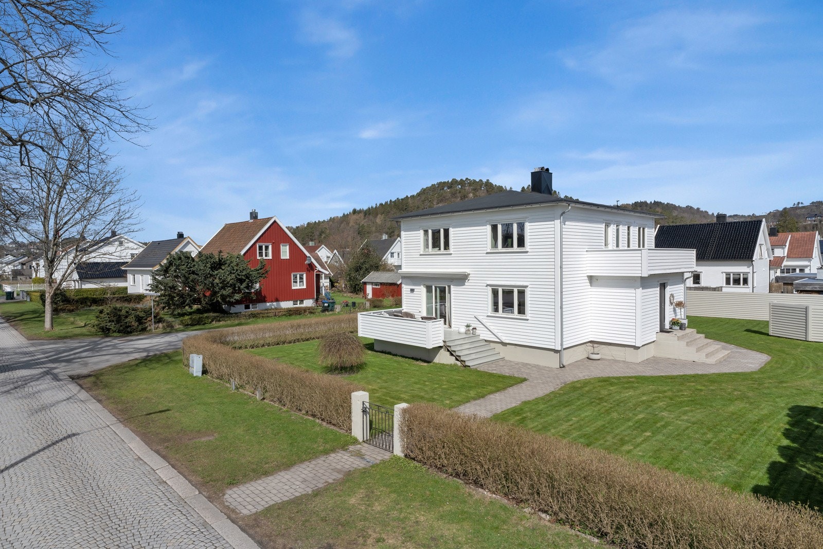Det er belegningsstein i innkjørsel og rundt boligen mot syd, øst og nord hvor man kan lage til sittesoner. Galleribilde