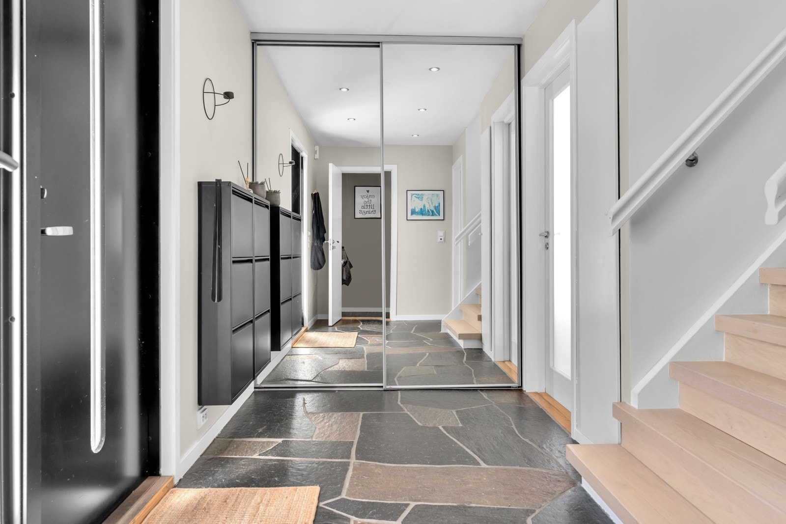 Entrèen har praktisk skyvedørsgarderobe med speil og videre adkomst til bl.a toalettrom. Galleribilde