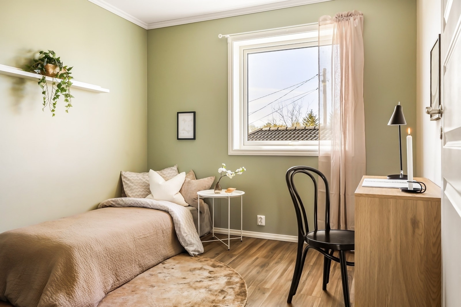 Et lyst og anvendelig soverom på 9,6 m², ideelt som barnerom, gjesterom eller kontor. Galleribilde