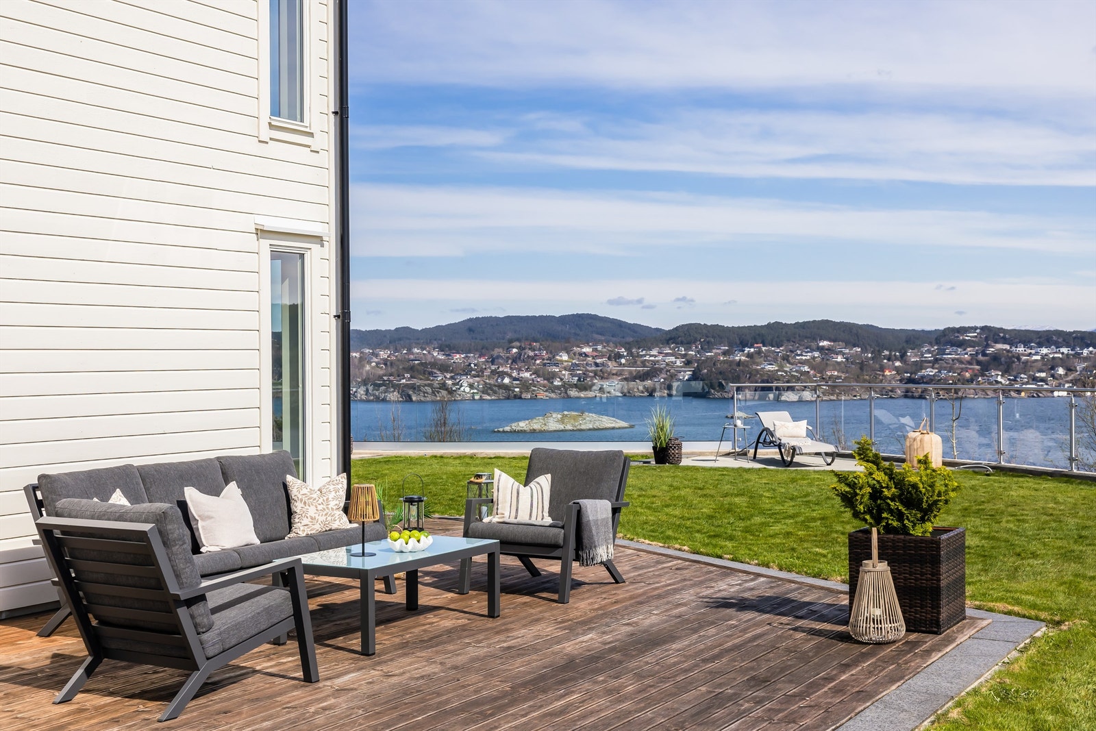 Terrassen har god plass til en komfortabel sittegruppe, med utsikt mot sjøen. Galleribilde