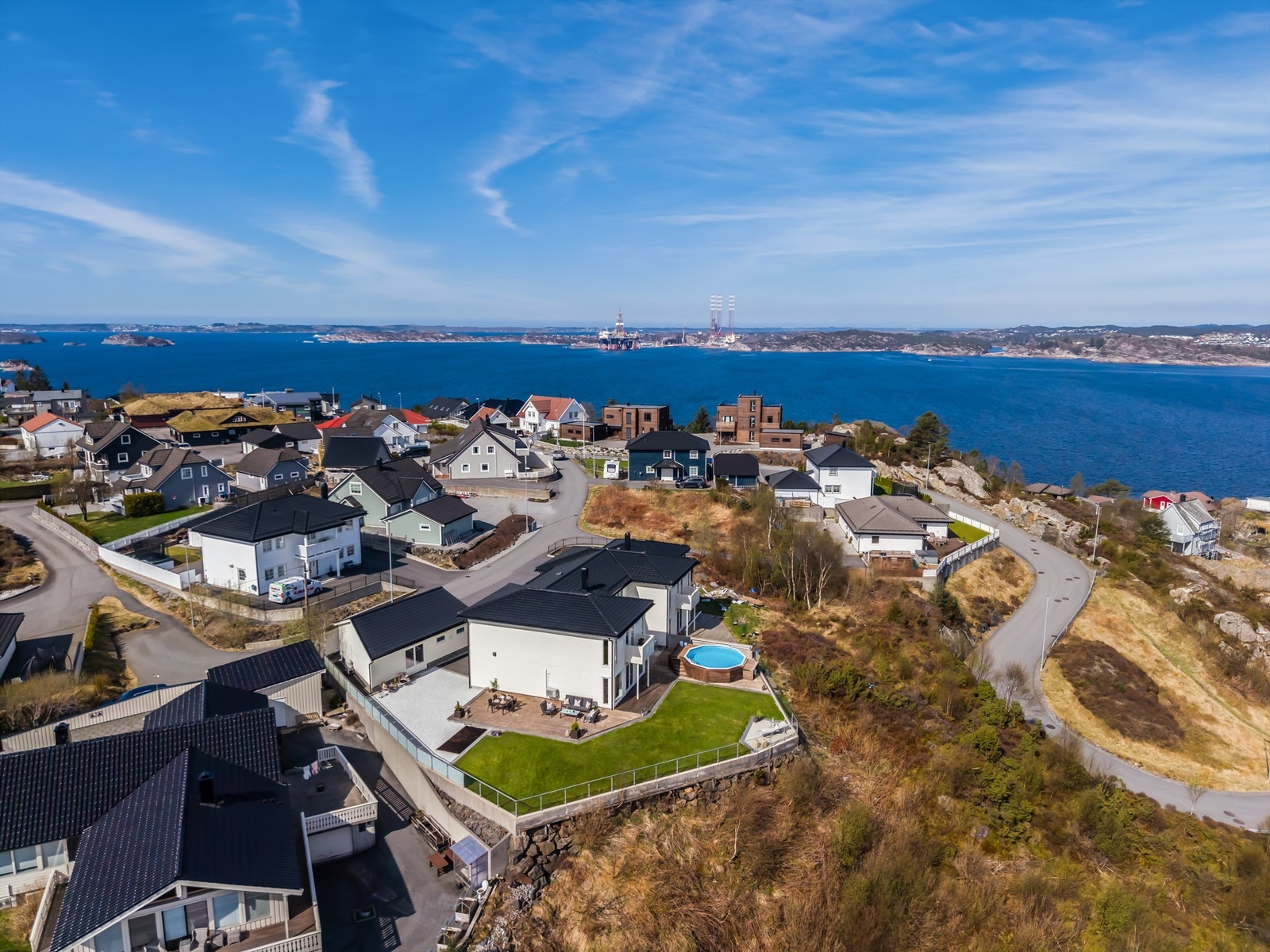 Eiendommen har en høy og fri beliggenhet i et veletablert boligområde på Askøy. Galleribilde