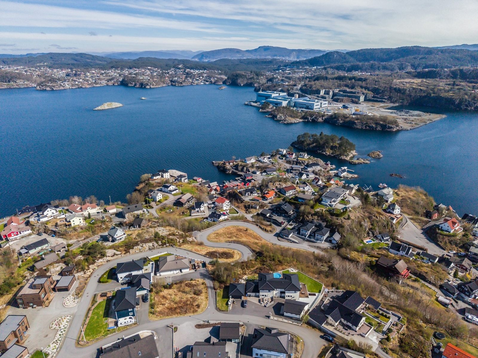 Fra Hetlevik er det kort kjøreavstand til Kleppestø (ca. 15 min) og Bergen sentrum (ca. 25 min). Galleribilde