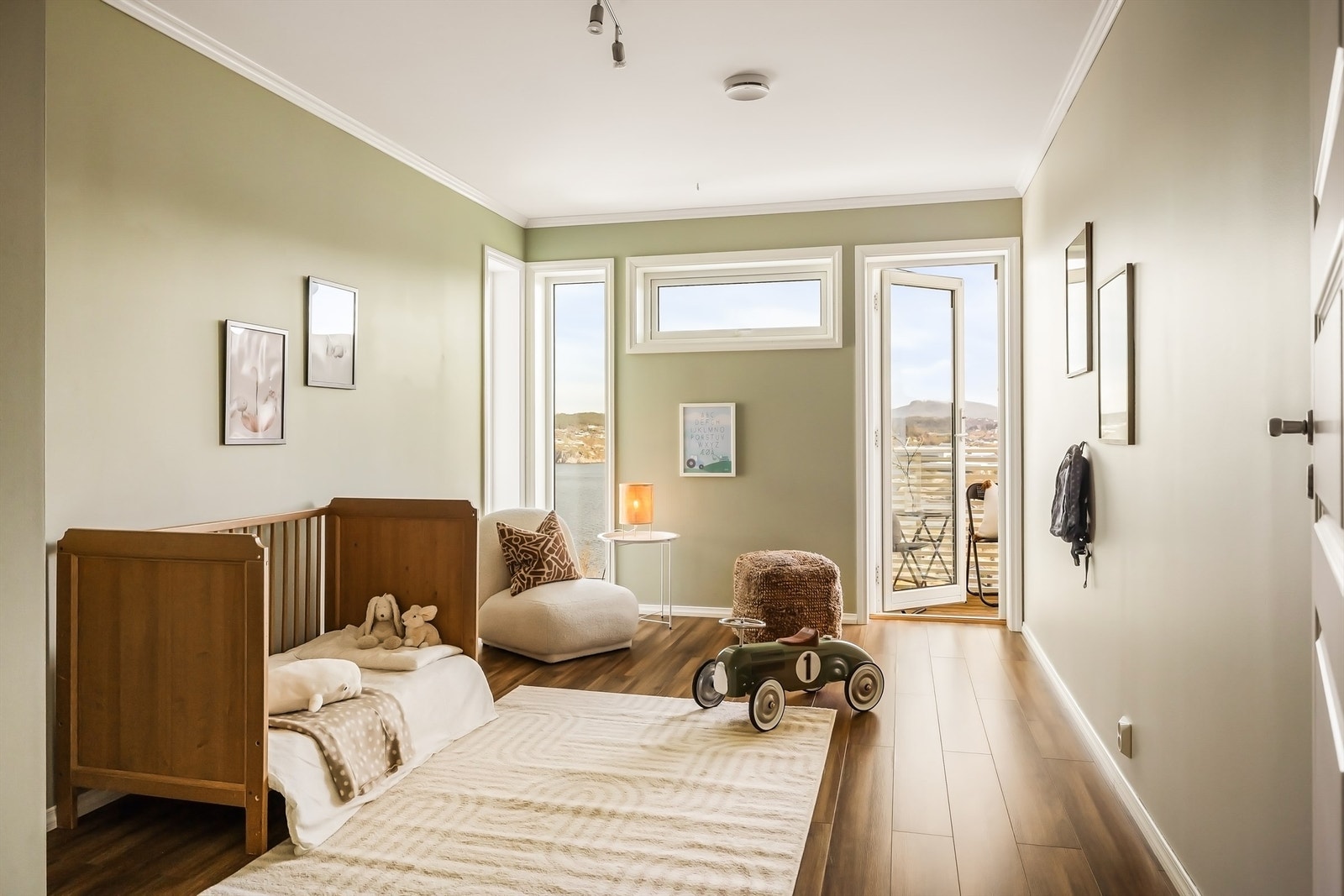 Et romslig soverom på 14,5 m² som også har utgang til balkongen. Galleribilde