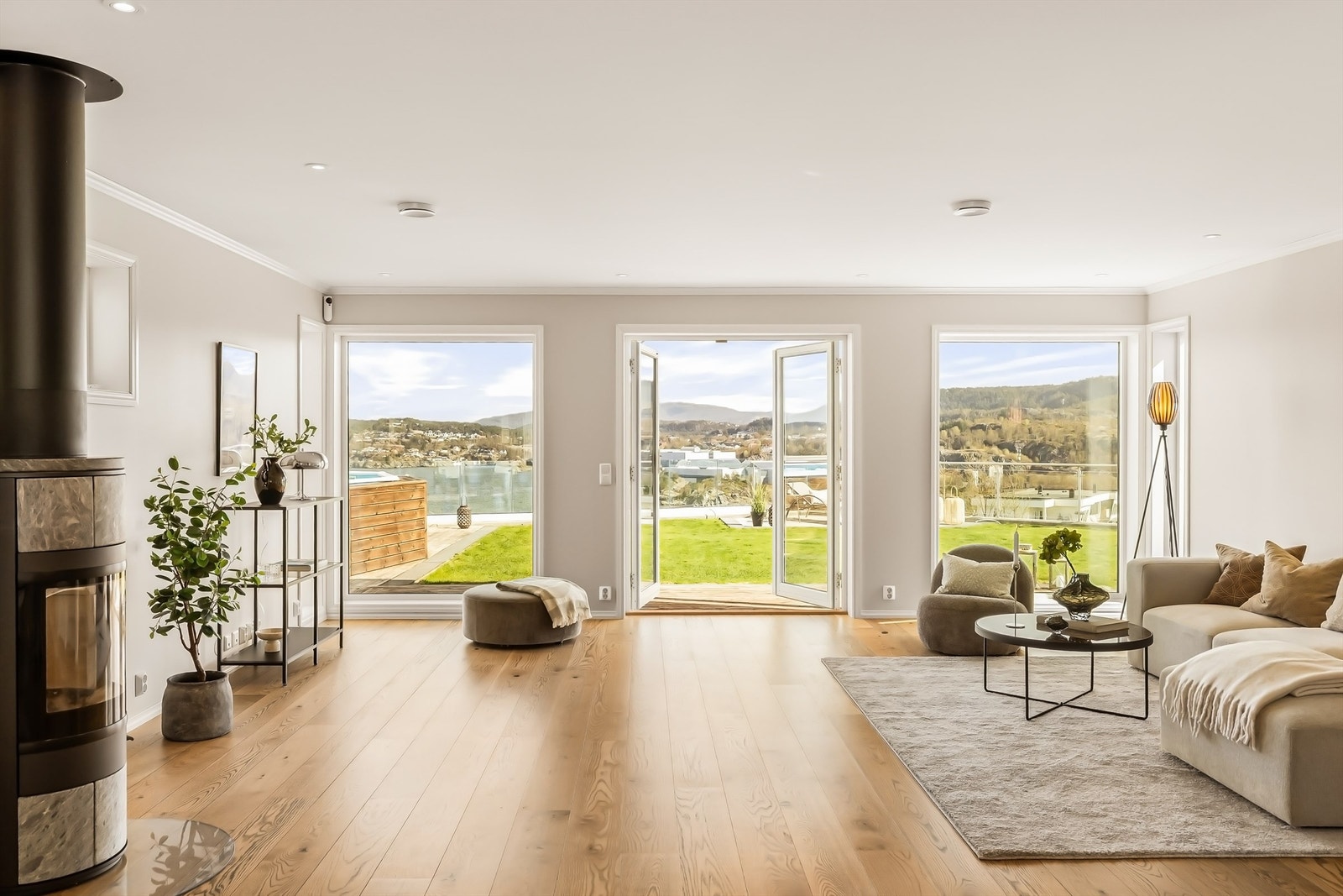 Det åpne allrommet på 64,5 m² har gjennomgående eikeparkett og varmekabler i gulv. Galleribilde