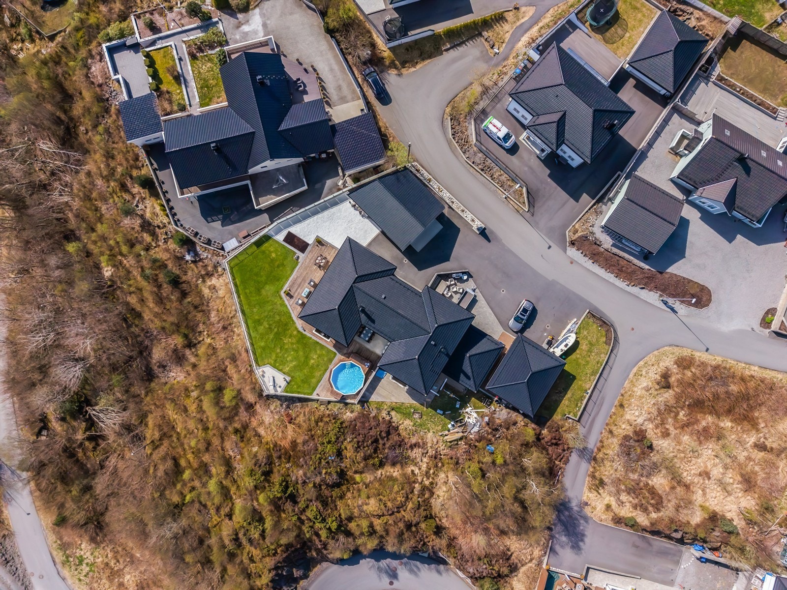 Et fugleperspektiv som viser boligens plassering i terrenget. Galleribilde
