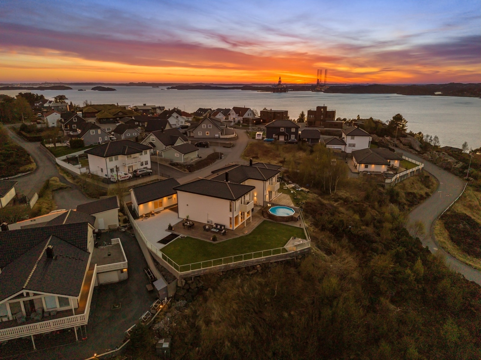 Kveldslys over Hetlevik. Galleribilde