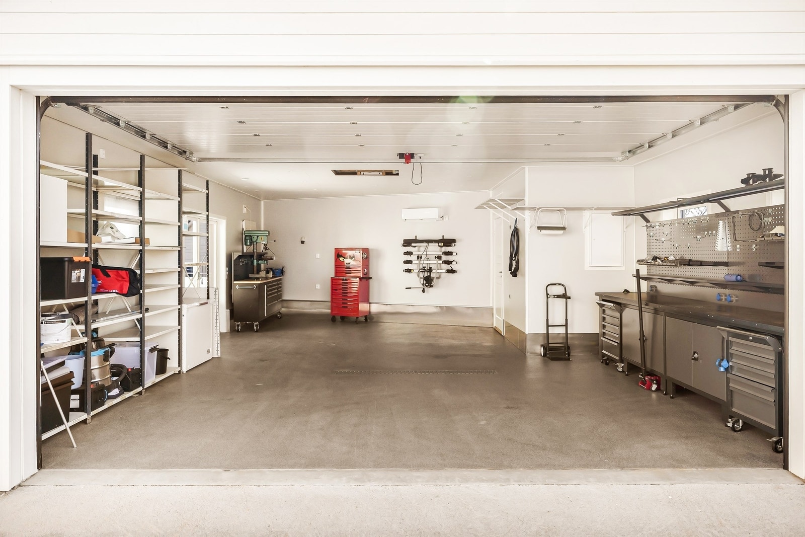 Den store, isolerte dobbelgarasjen på 55 m² har akrylgulv med rennesystem, varmepumpe og innlagt 3-faset strøm. Galleribilde