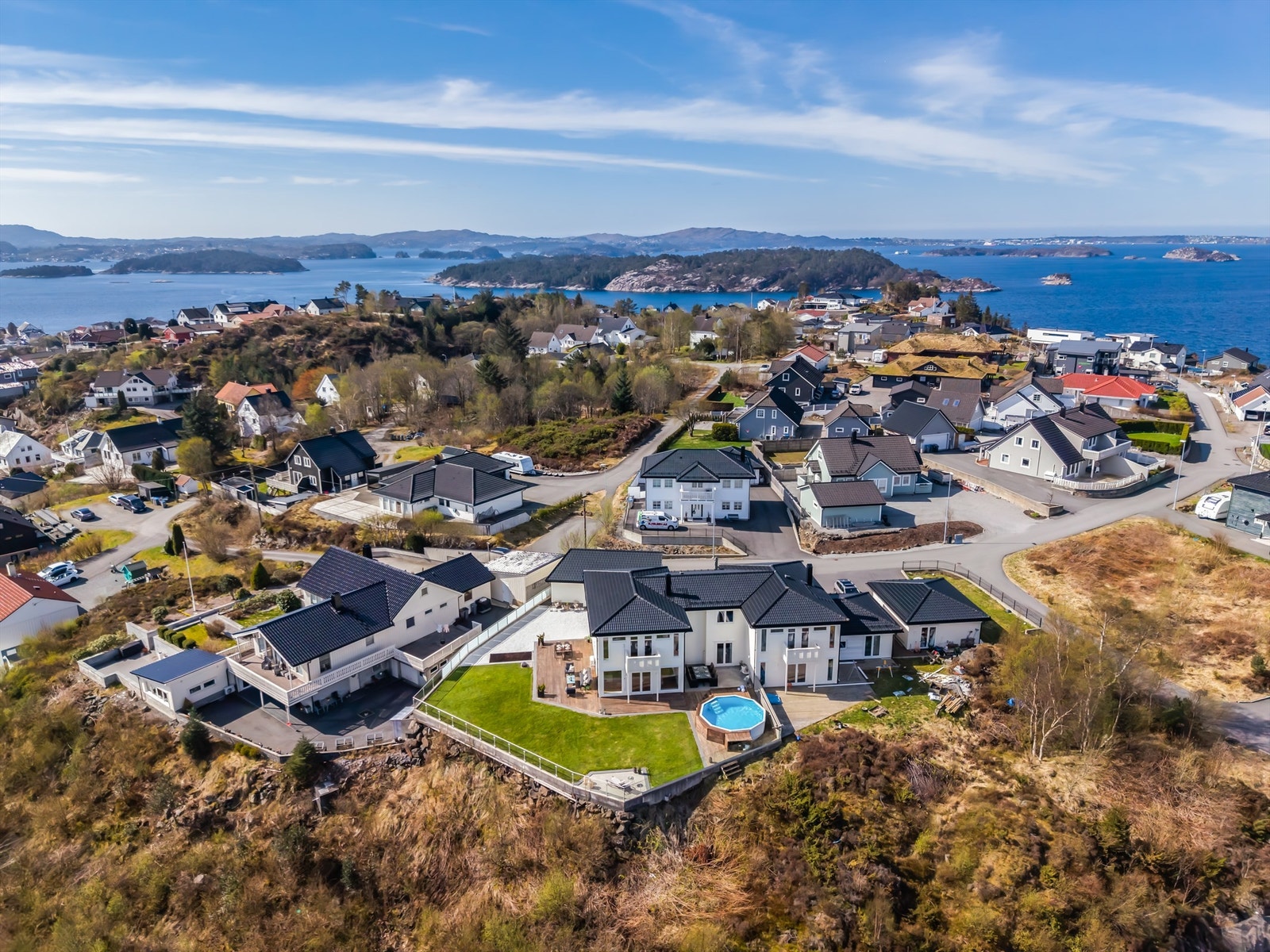 Boligen ligger sentralt i feltet med en av de beste plasseringene for utsikt og sol. Galleribilde