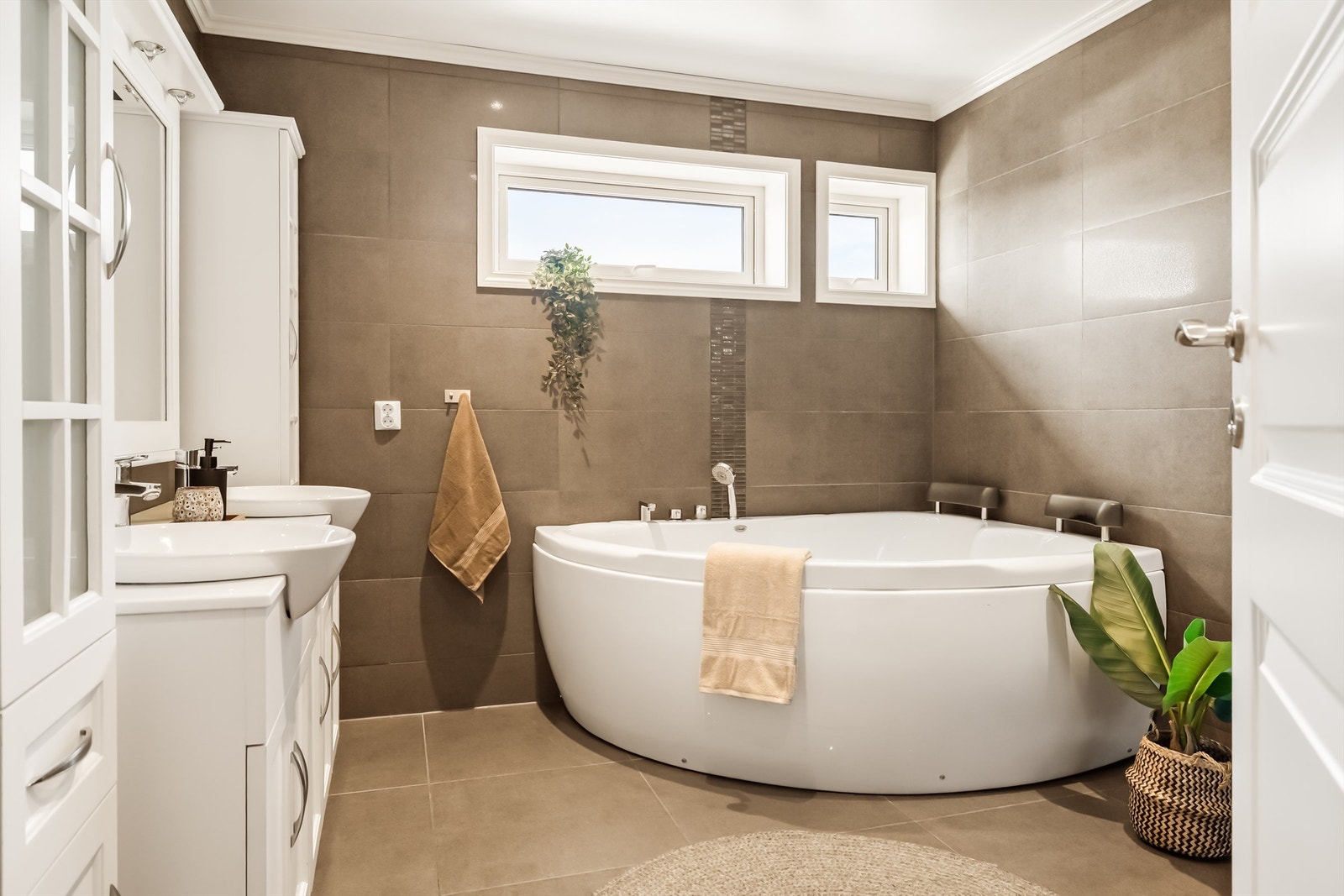 Badet er på hele 9 m² og er utstyrt med både badekar og dusj. Gulvet har elektriske varmekabler. Galleribilde