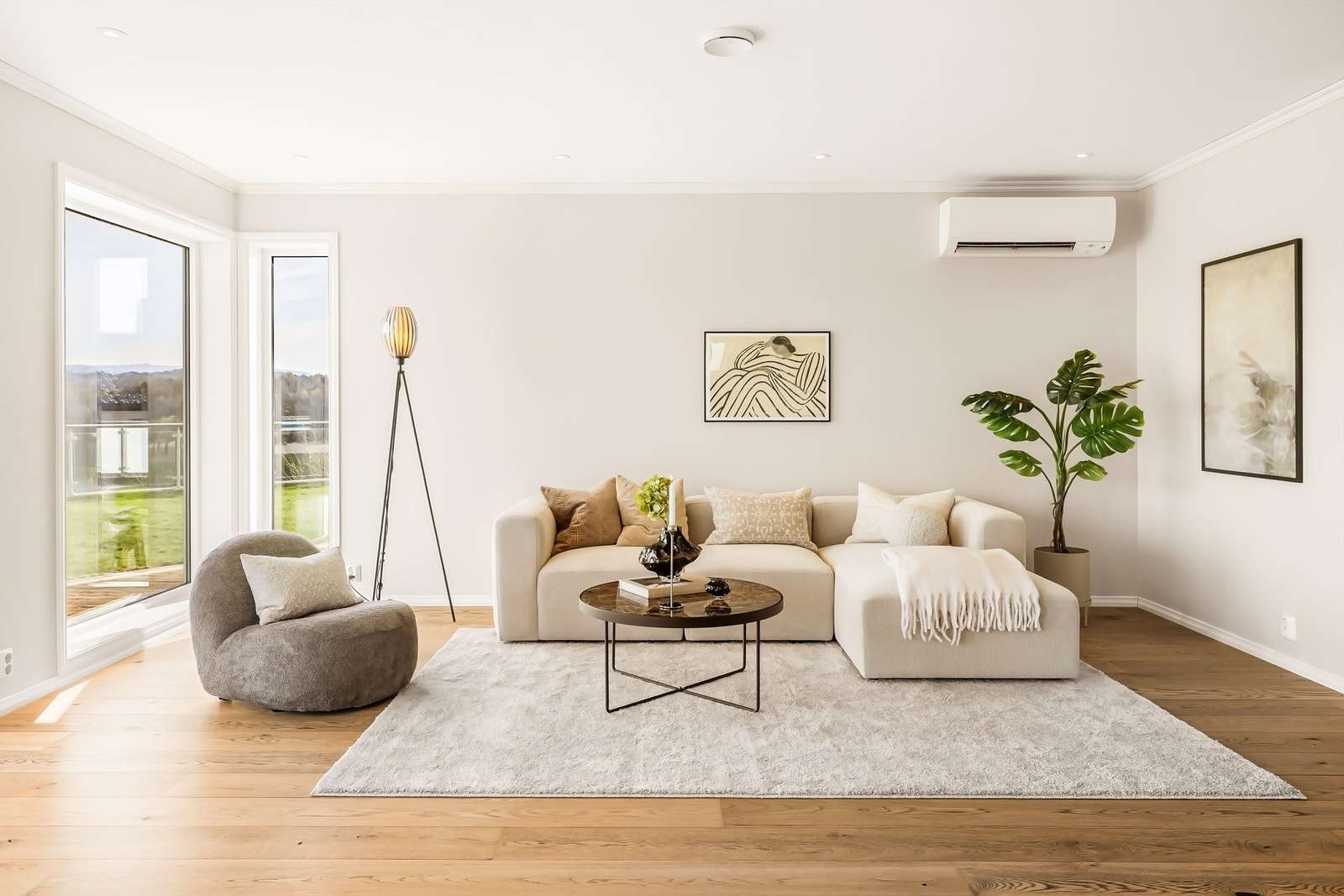 Varmepumpen fra 2015 er et effektivt supplement til oppvarmingen. Boligen har balansert ventilasjon og varmekabler i gulv i hele første etasje, som sikrer et sunt inneklima og jevn komfort året rundt. Galleribilde