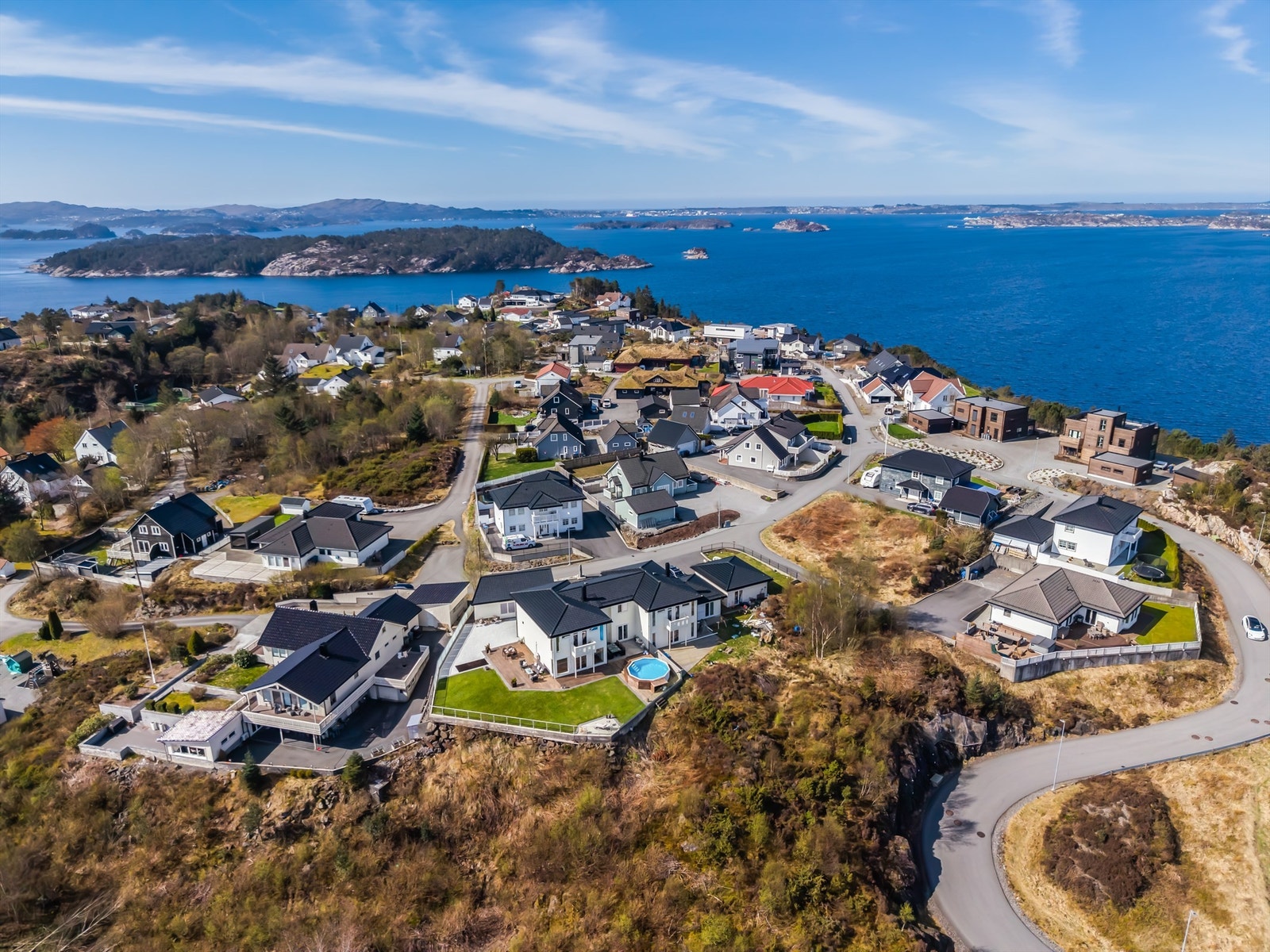 Her bor du med umiddelbar nærhet til sjøen og flotte naturområder. Galleribilde