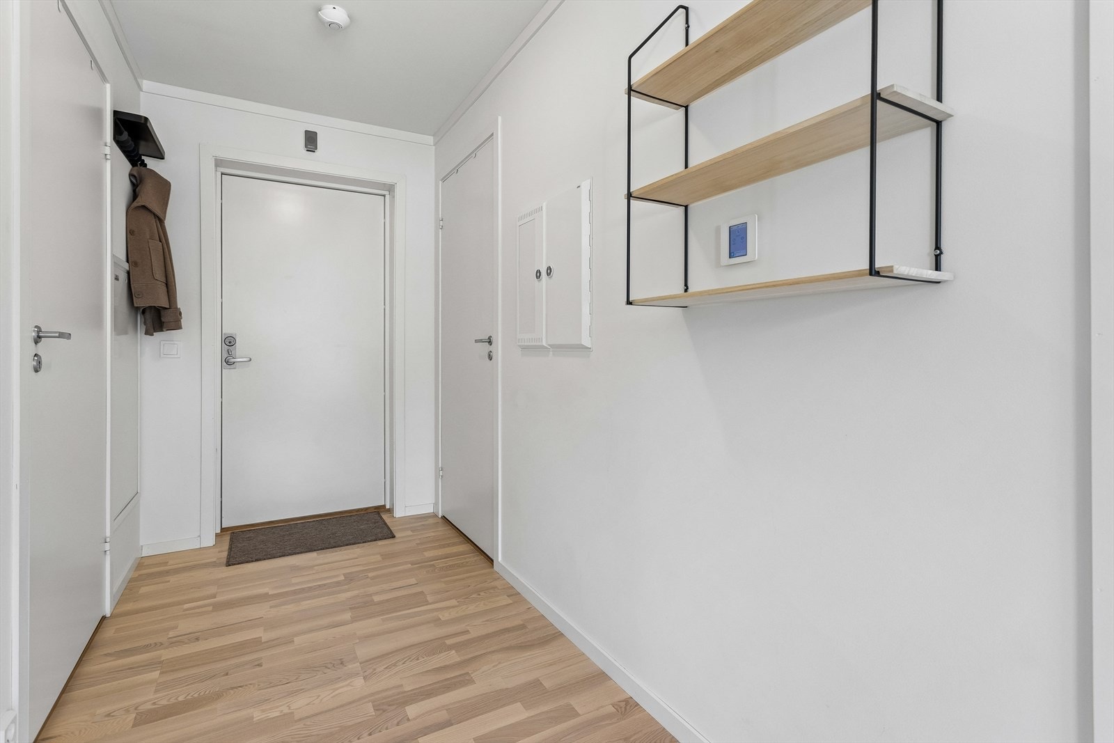 Entréen har parkett på gulv og gir tilgang til alle rom. Sikringsskap og fordelerskap for den vannbårne gulvvarmen er plassert her. Galleribilde