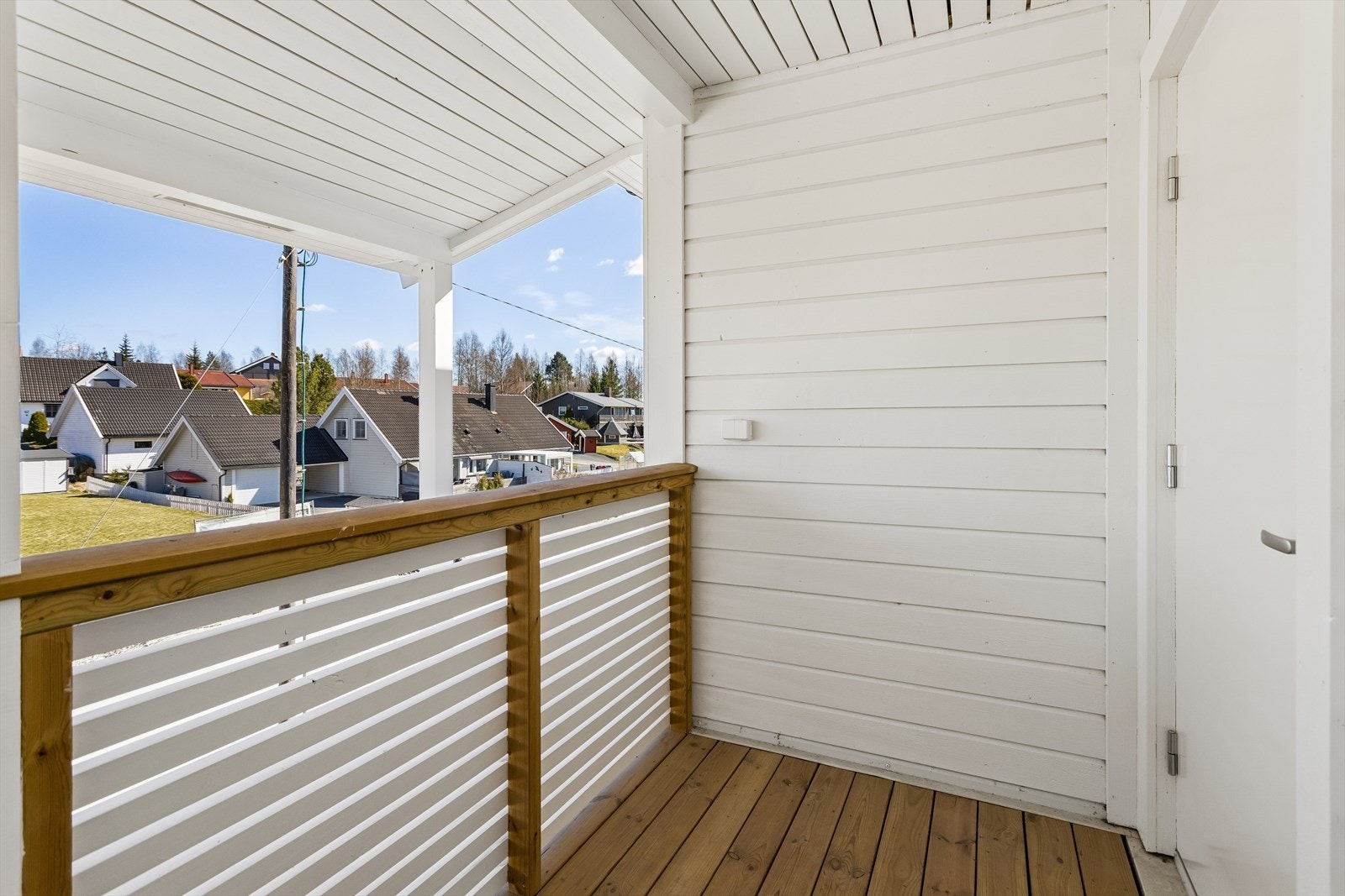 Den overbygde svalgangen ved inngangen gir en lun og privat uteplass mot øst. Galleribilde