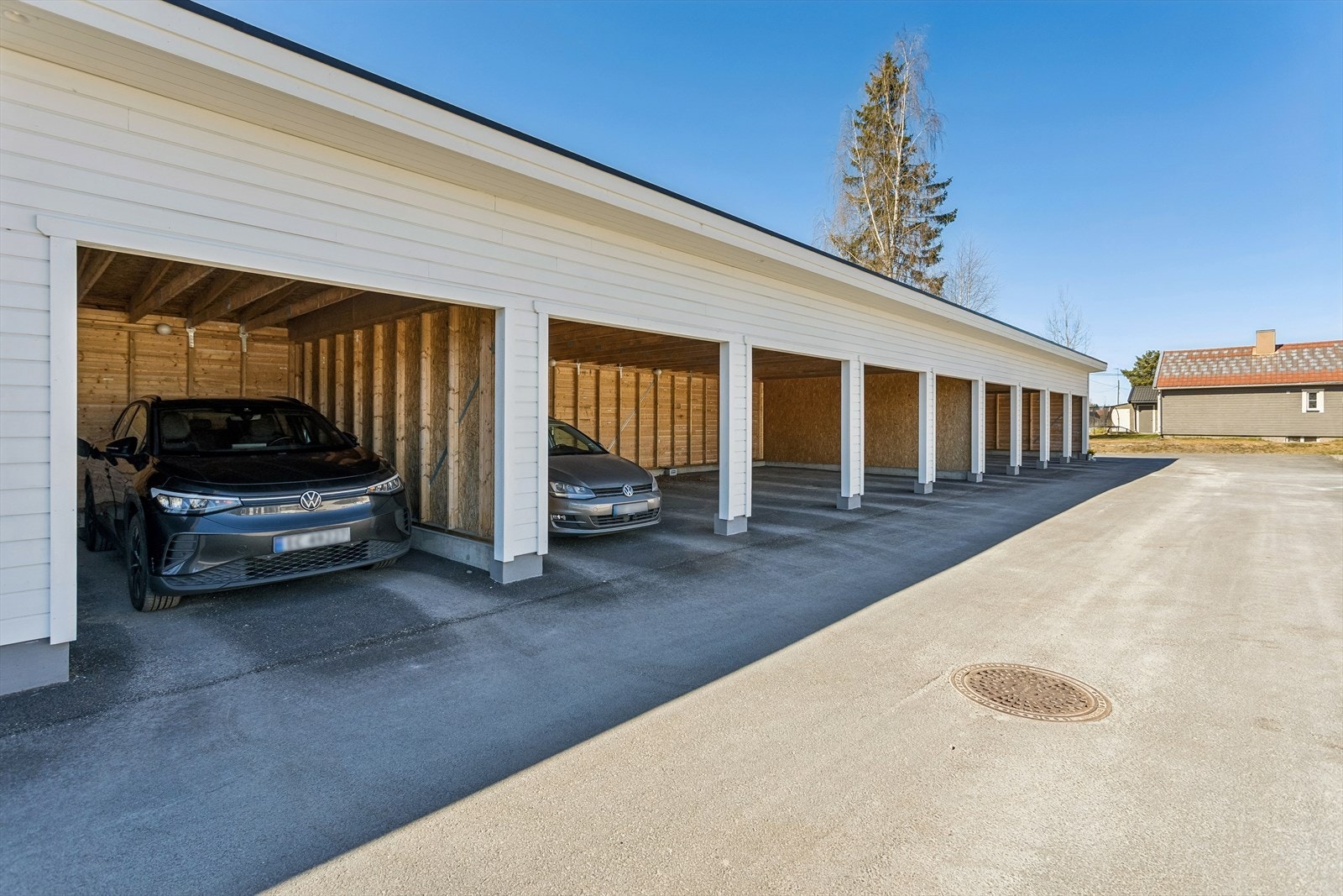 Til leiligheten hører en fast parkeringsplass i carportanlegg, med installert elbillader. Galleribilde