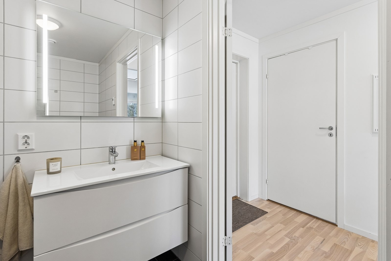 Badet er helfliset og har servant i innredning med speilskap. Galleribilde