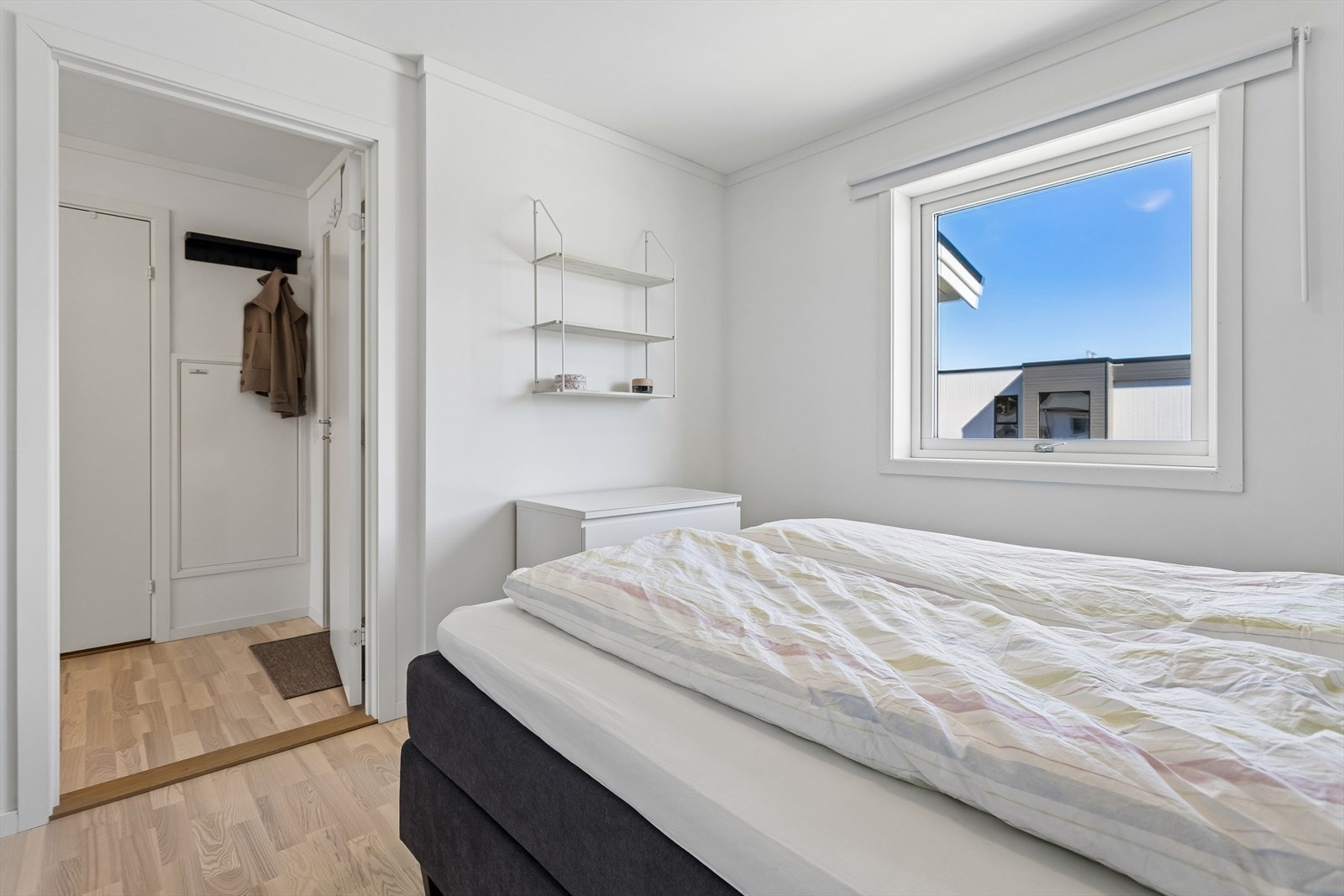 Rommet har en praktisk plassering med adkomst fra gangen. Galleribilde