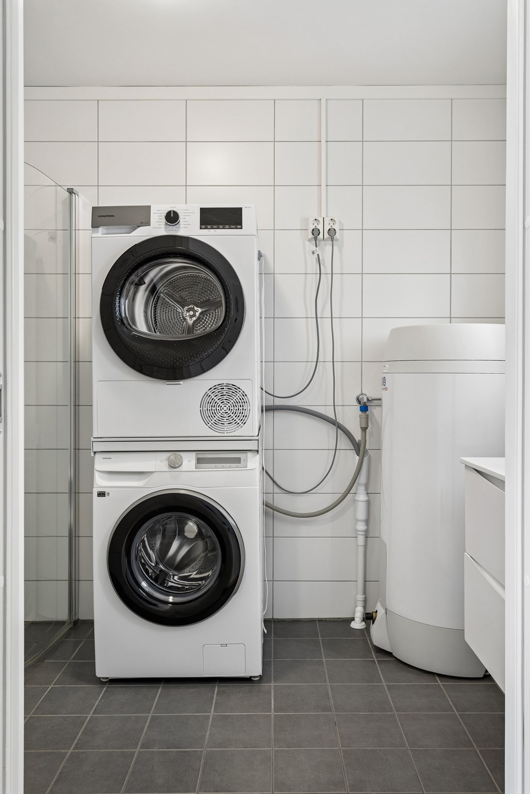 På badet er også fordelerskapet for rør-i-rør-systemet og en bereder på 194 liter plassert. Galleribilde