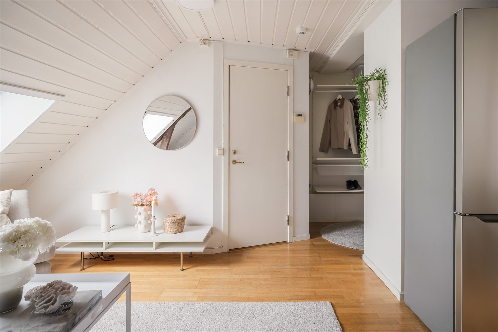 Ved entréen er det et lite hjørne med plass til knaggrekke og skohylle. Galleribilde