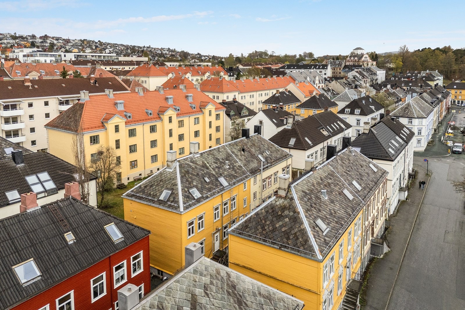 Ved ankomst vil man få øye på det særpregede gule bygget. Det klassiske stiluttrykket strekker seg fra fasaden til inngangsparti og videre inn i leiligheten. Galleribilde