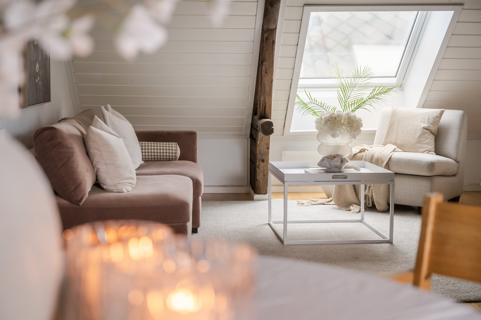 Oppholdsrommet har plass til både sofagruppe, mediamøblement og spisebord. Galleribilde