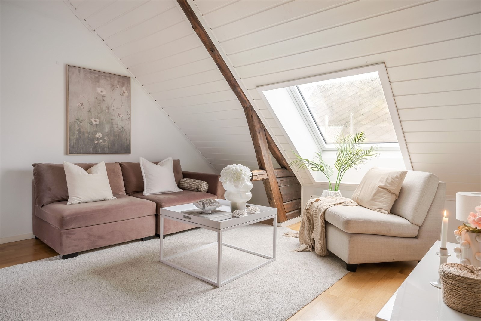 Rommet fremstår moderne med tidsriktige detaljer. Galleribilde