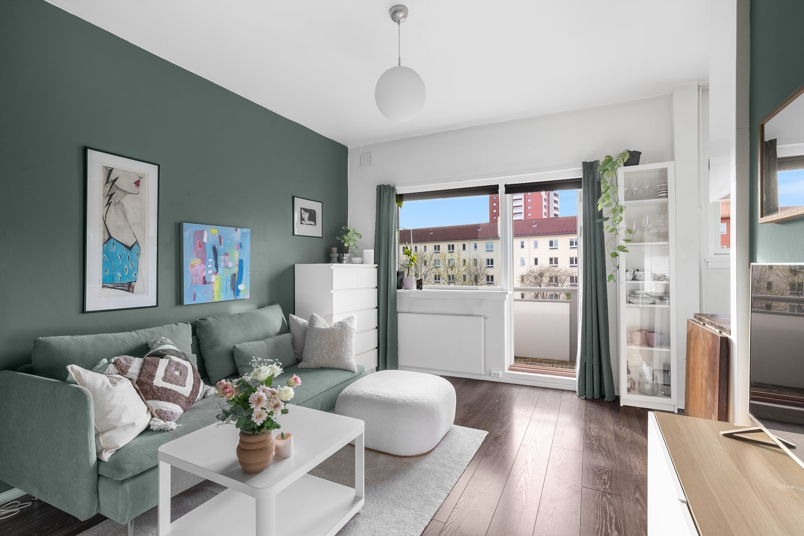 Velkommen til Grimstadgata 24B! Lys stue-/kjøkken-/soveavdeling med store vindusflater, malte overflater og utgang til balkong. Foto: Stian Frøysang Galleribilde