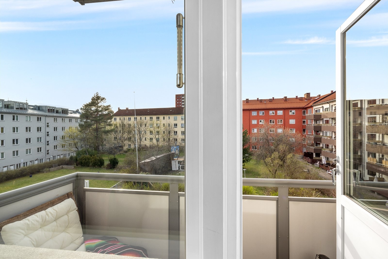 Utsyn fra balkongen mot nærområdet og den etablerte bebyggelsen rundt Grimstadgata Galleribilde