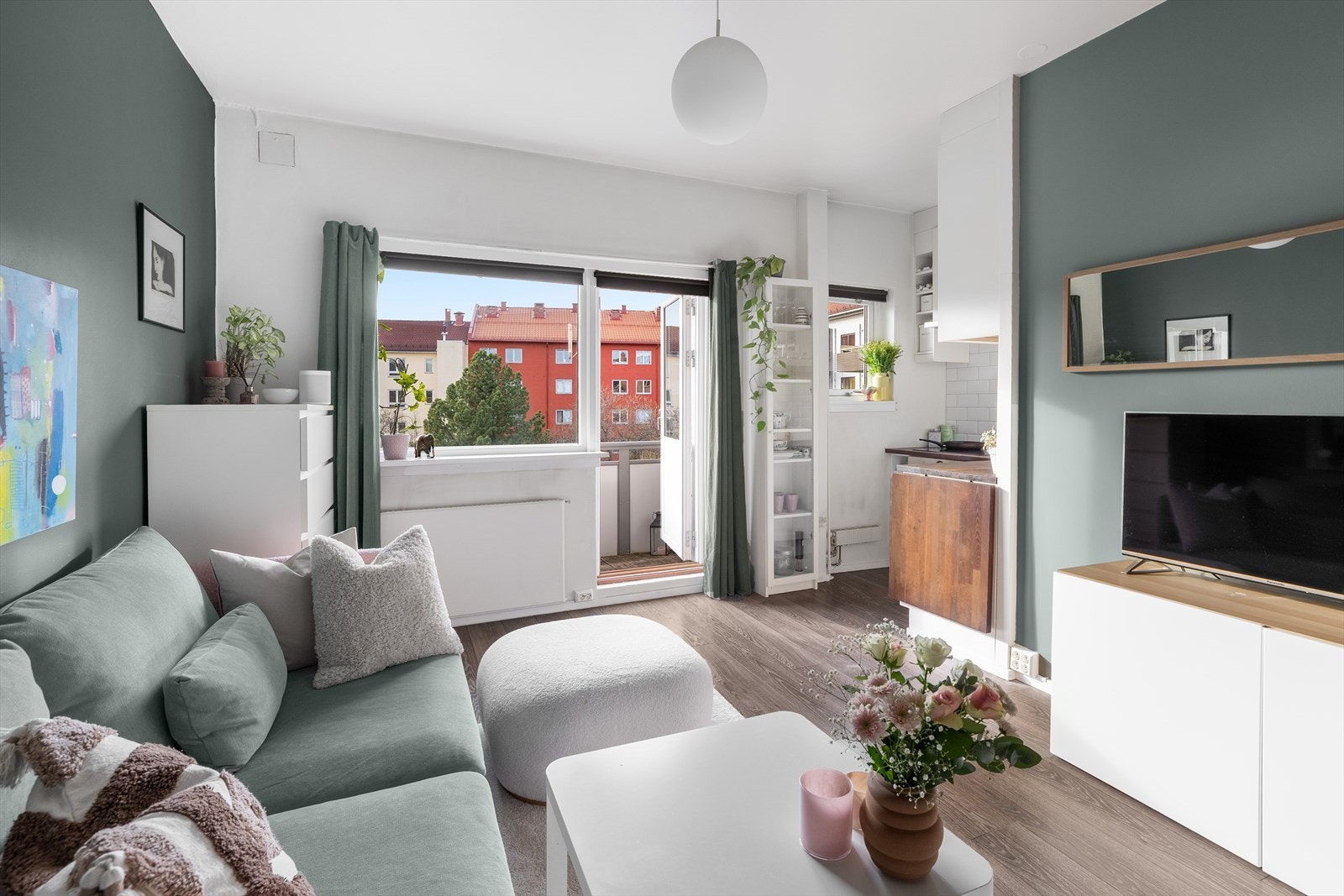 Sofasonen ligger vendt mot vinduspartiet og gir en hyggelig oppholdsdel Galleribilde