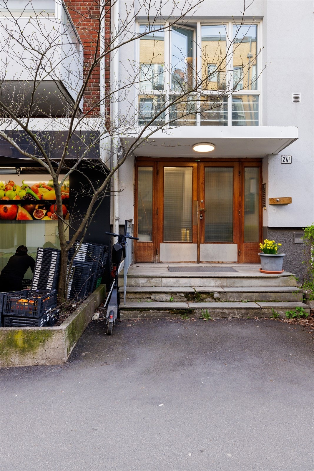 Pent og tilbaketrukket inngangsparti med trappeadkomst og markert hovedinngang Galleribilde